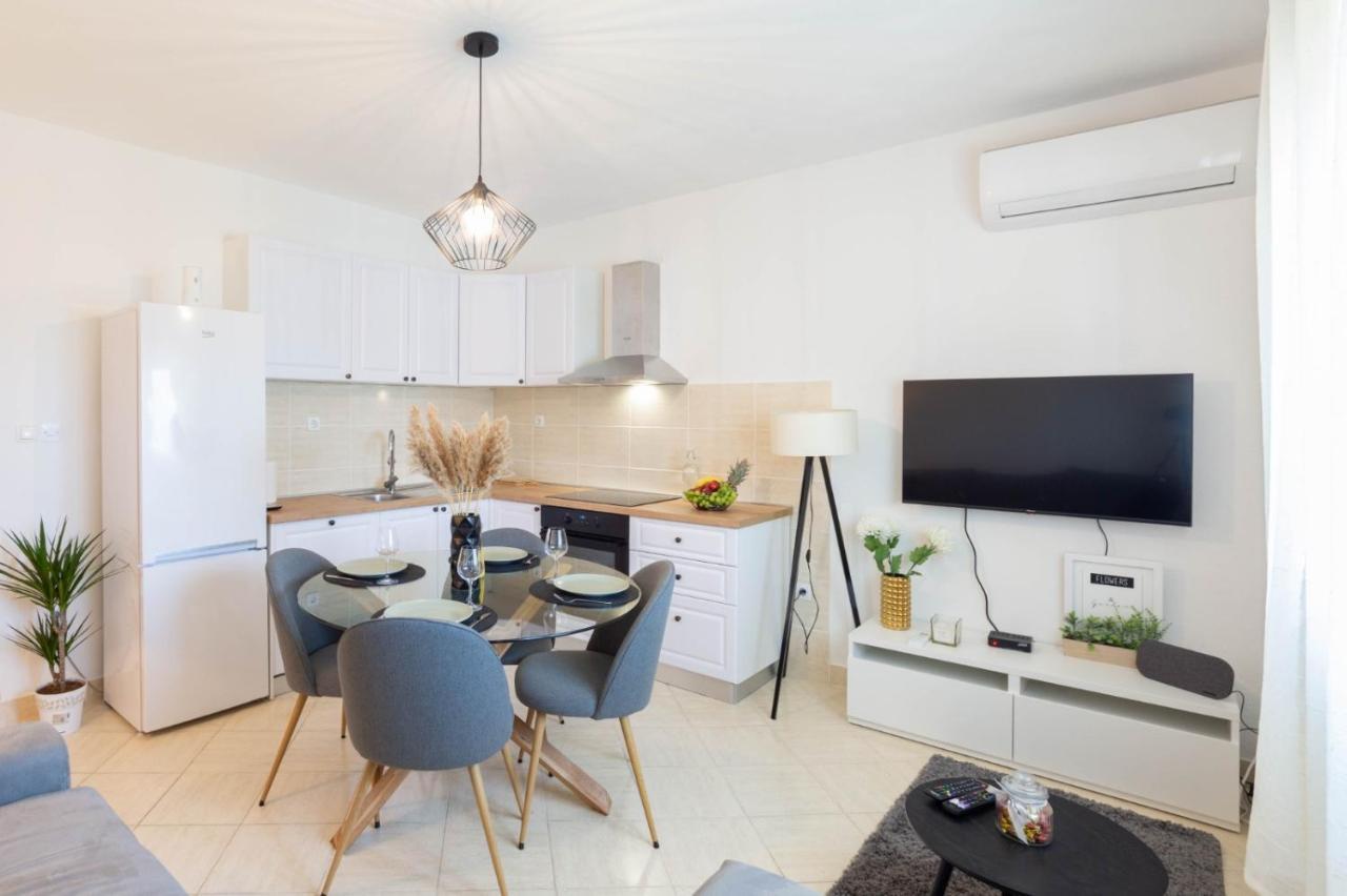 Apartman Bili Solin Exteriör bild